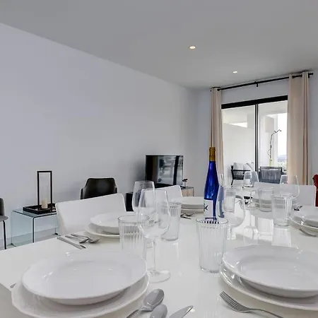 2 Bedroom Ground Floor @ Hills! Apartamento