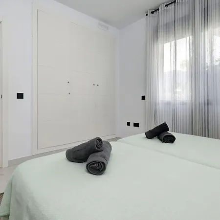 2 Bedroom Ground Floor @ Hills! 埃斯特波纳