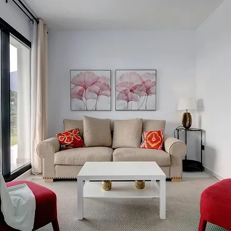 公寓 2 Bedroom Ground Floor @ Hills!
