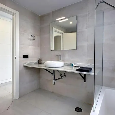 2 Bedroom Ground Floor @ Hills! 埃斯特波纳