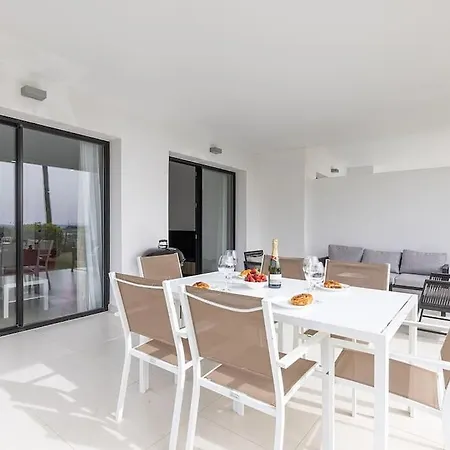 Apartamento 2 Bedroom Ground Floor @ Hills! *