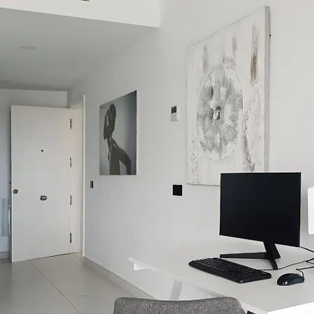 2 Bedroom Ground Floor @ Hills! 아파트 에스테포나